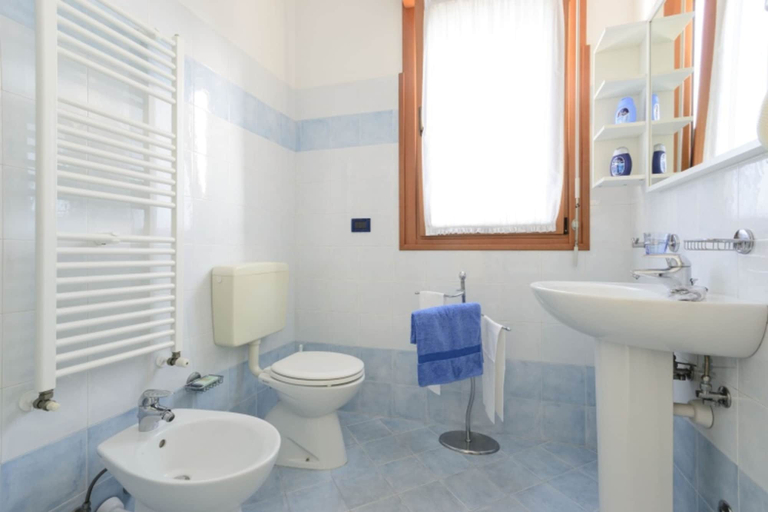 Bathroom 2, Lignano Sabbiadoro Seafront Stay, Udine