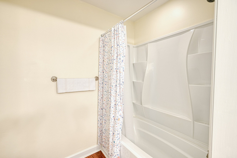 Bathroom 4, Dog-friendly, Lakefront Home With Private Dock, 2 Kayaks, Decks & Game Room, Louisa