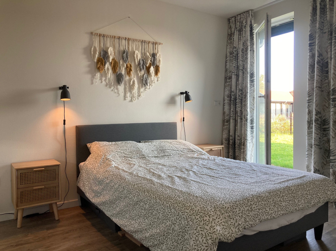 Room 4, 4-person Chalet Albatros by the Water With Parking Space, Dongeradeel