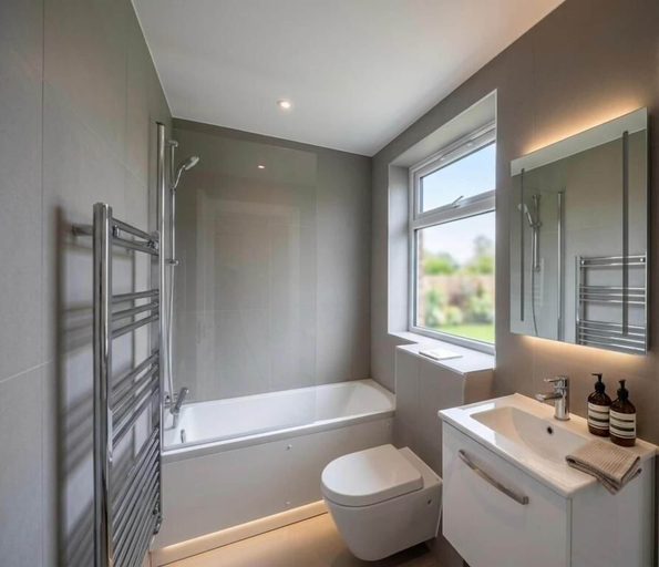 Bathroom 2, Gladeside Luxe Three Bed Retreat, London