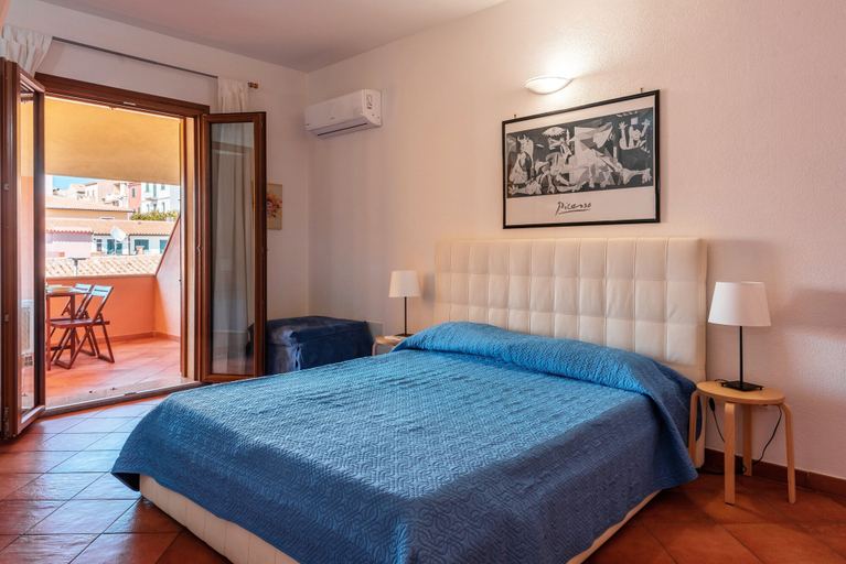 Room 4, Relaxing Cristal Blu Studio Sleeps 3 Persons Num1484, Olbia-Tempio