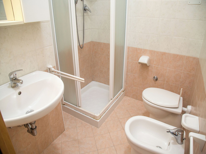 Bathroom 5, Great Accommodation With a Lovely Patio, Venezia