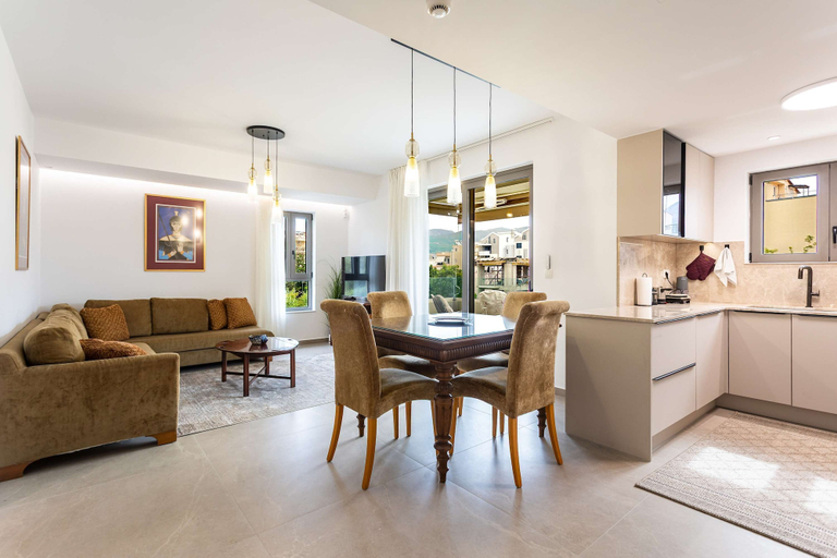 Room 4, Urban Panorama - Stylish Stay in Kalamata, Peloponnese