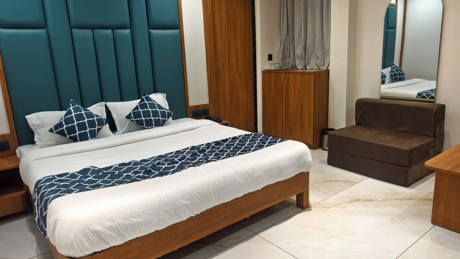 Room 4, HOTEL MOJO STAY, Ahmadabad