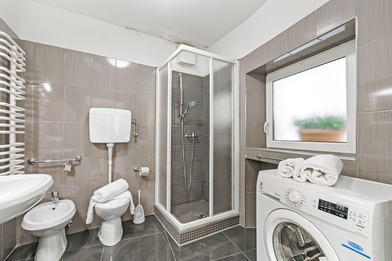 Bathroom 5, Piccola Torbole 2min to Lake, Trento