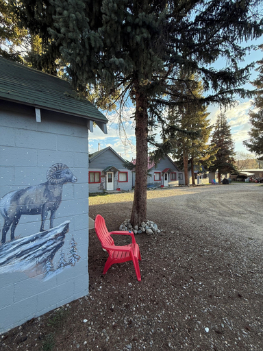 Exterior 5, Lone Pine Cabins, Grand