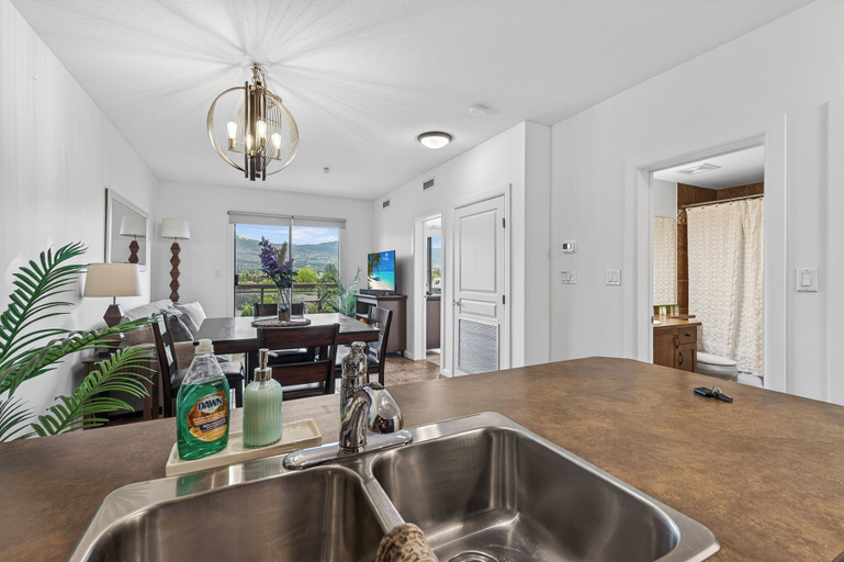 Interior, Playa Del Sol 2 Bd 649 w Mountain Views, Central Okanagan