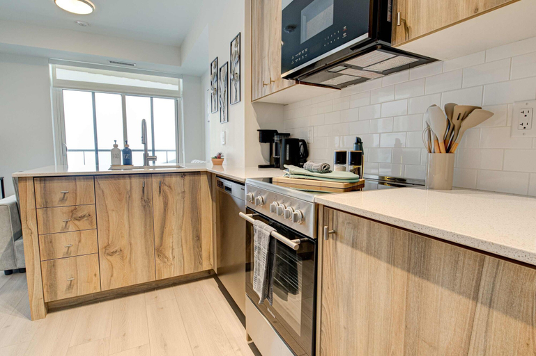 Room 5, Modern High-rise Condo w City Views Balcony, Waterloo