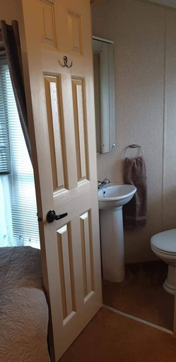Bathroom 2, Cozy 2-bedroom Mobile Home in Kirkcolm With Sea Views, Dumfries and Galloway