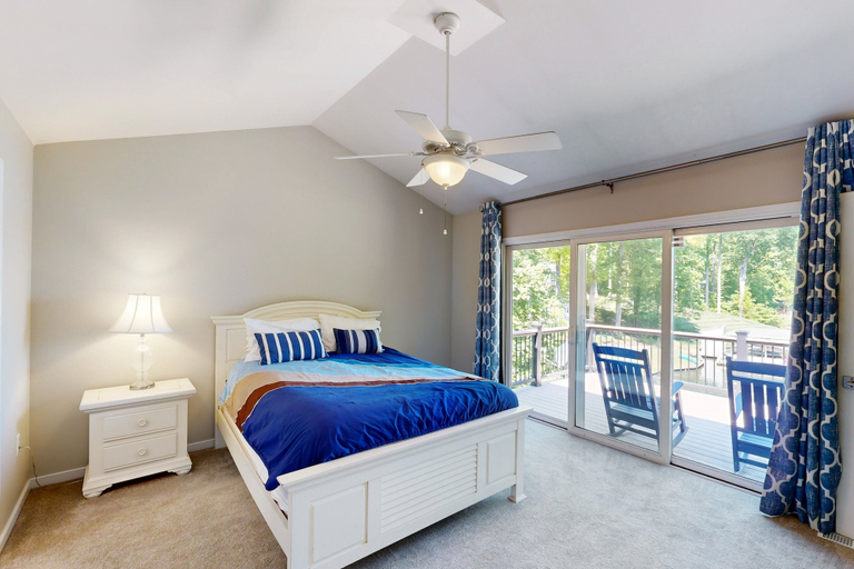 Room 3, Exquisite Dog-friendly Home With Kayaks, Pool Table, hot Tub, & Washer/dryer, Louisa