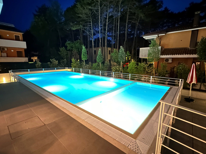 Pool 3, Apartment near beach with pool access, Venezia