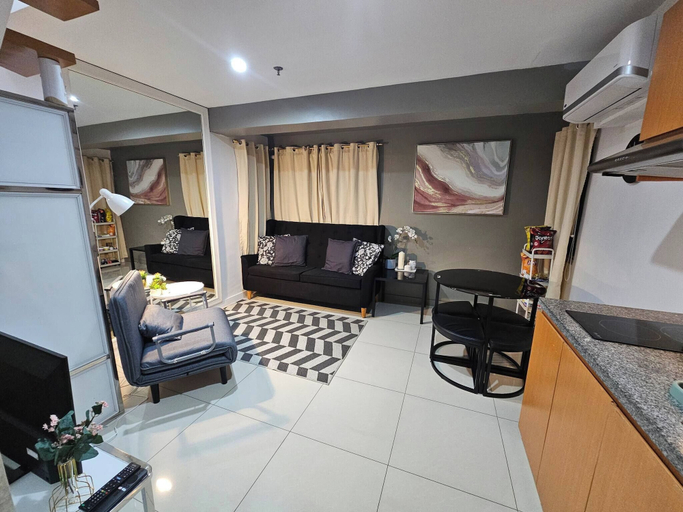 Living area, Casa Rosa2 2BR Loft in BGC With 55" Smart TV & 5 pax, Taguig