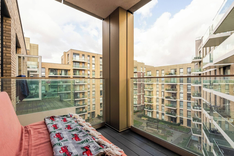 Others 2, Modern Cozy Kingston Flat, 5 Mins to Train Station, London
