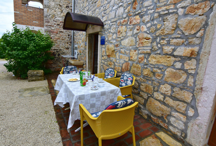 Dining 4, Lovely Ground-floor Flat With Shared Pool in Tar, Poreč