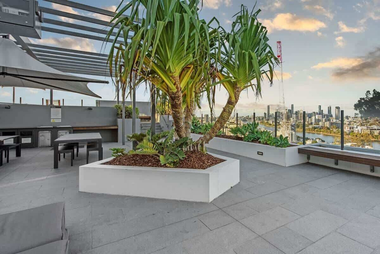 Interior 2, Captivating Convenience! 1bed/1bath/1car/views, Toowong