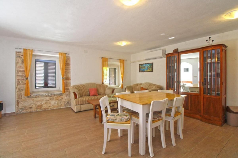 Dining room 4, Comfortable Apartment With Pool and Garden, Ližnjan