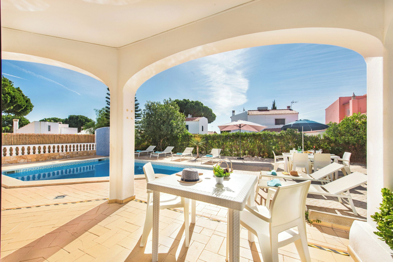 Others 2, Spacious 4 Bedroom Villa, Private Pool, Free air Conditioning and Wifi, Loulé