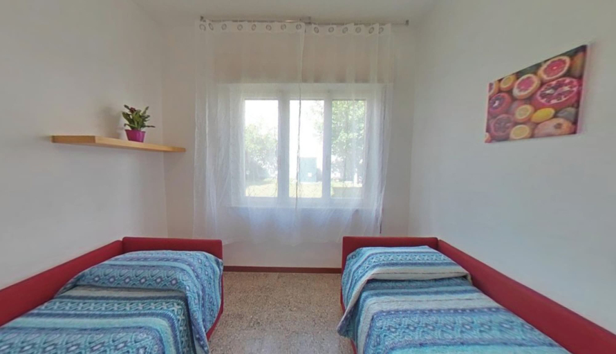 Room 2, Bright Accommodation With Shared Garden in Lignano, Udine