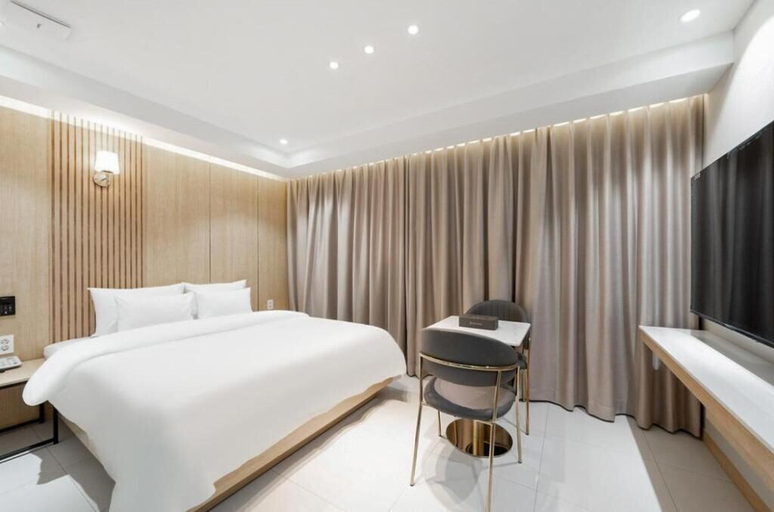 Room 4, High-end Hotel, Jangseong