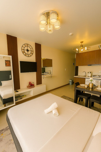 Room 2, Panoramic Pool Views in Luxurious Lapu-lapu City Condo, Lapu-Lapu City