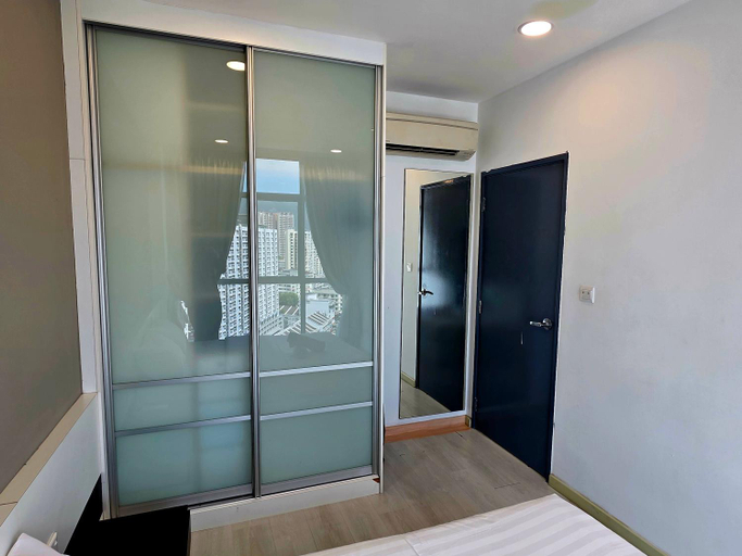 Bedroom 2, Modern Suite in Penang Island, Pulau Penang