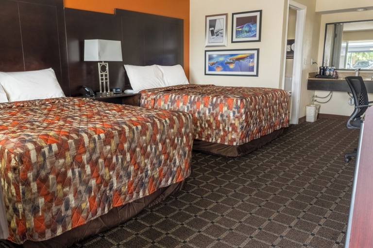 Bedroom 4, Oregon Trail Inn and Suites, Lake