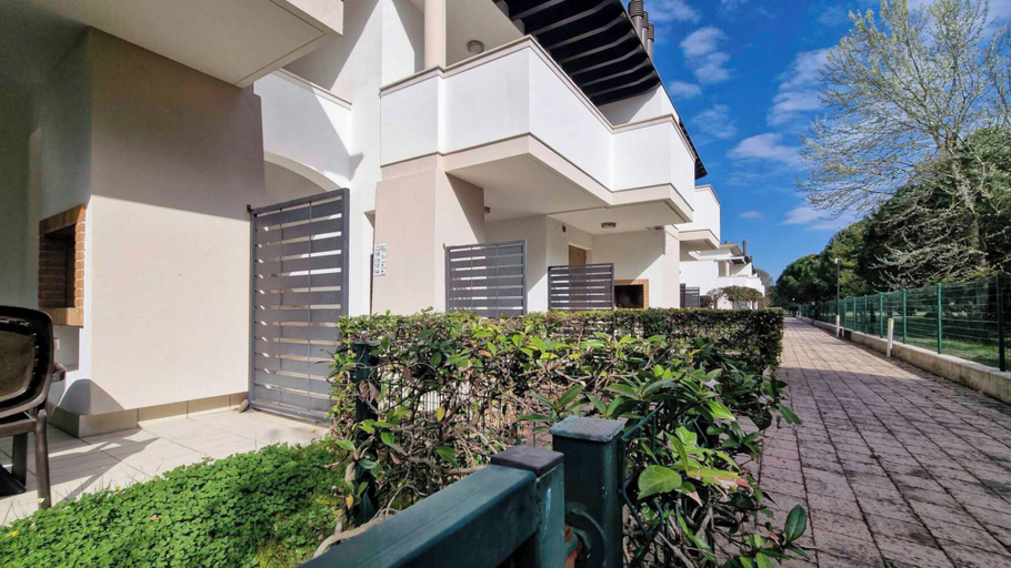 Property grounds, Relax by the Pool in This Modern Flat, Venezia