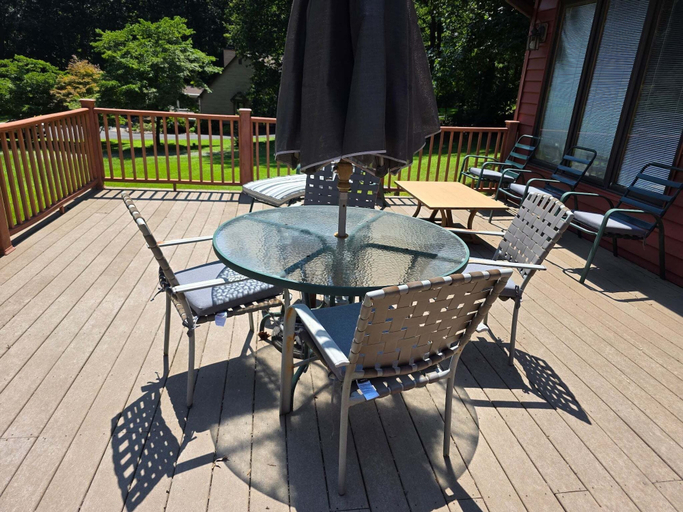 Outdoor dining 2, Rustic Lakehouse With Views, Kayaks, Wifi, Central AC & Cozy Firepit Nights, Spotsylvania