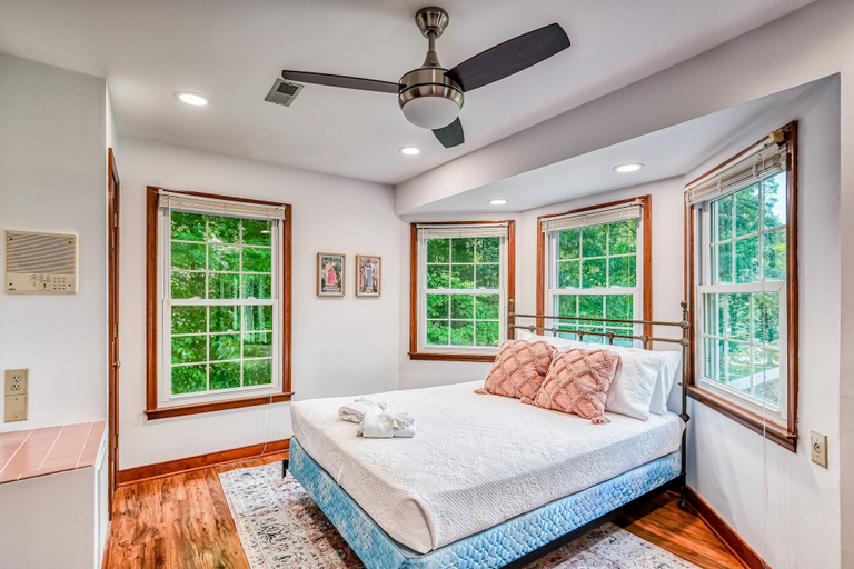 Room 3, Lakefront Home in Private Location With Dock, Firepit, Game Room & Pickleball, Spotsylvania