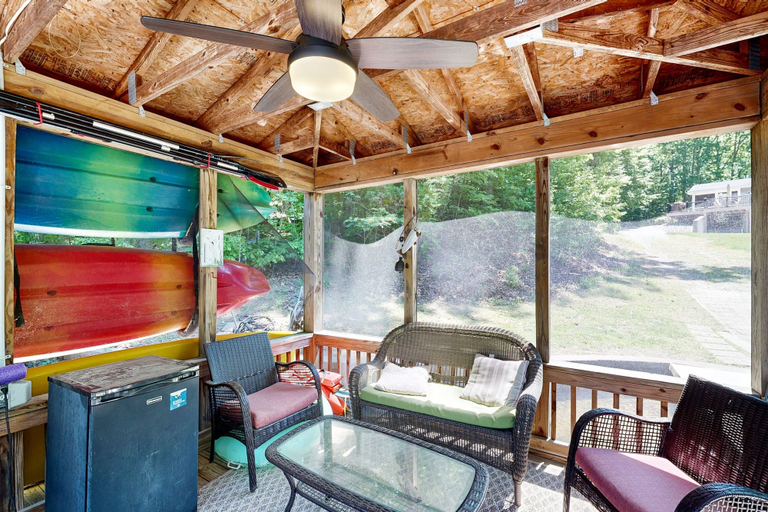 Interior, Exquisite Dog-friendly Home With Kayaks, Pool Table, hot Tub, & Washer/dryer, Louisa