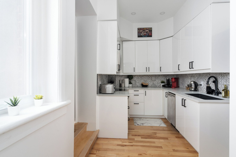 Others 2, Downtown Luxe - Parking, Metro, King Bed, Sleeps 6, Montréal