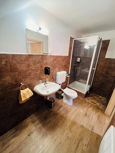 Bathroom 2, Eged Panzió Eger, Eger