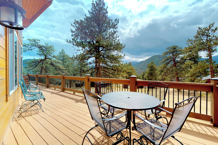 Outdoor dining 5, Charming Updated Cabin With Full Kitchen, Wifi, Central AC, Fireplace & Deck, Larimer