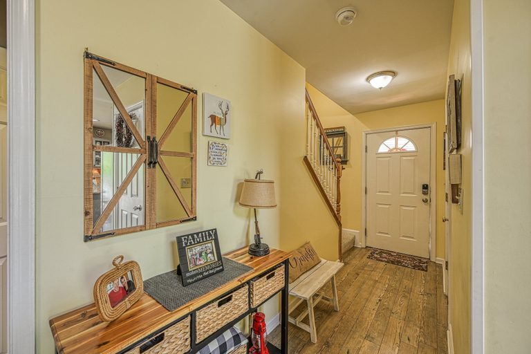 Interior 3, Beautiful Waterfront Townhouse w/ Perfect Location, Fireplace & Wifi, Louisa