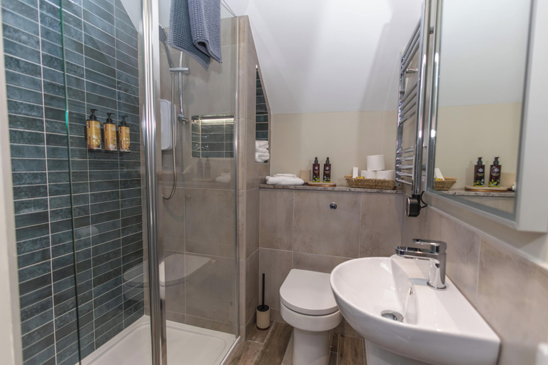 Bathroom 3, Narrow Water Lodges