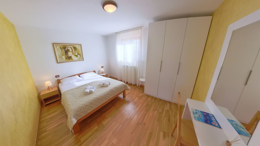 Room 4, Relaxing Retreat With Covered Terrace and Pool, Brtonigla