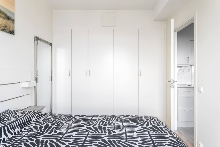 Room 2, Serene Top-floor Retreat With Lake Views in Järfälla, Järfälla