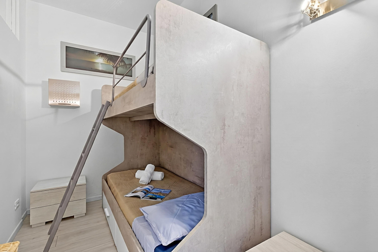 Room 2, Bono Deluxe: 3BR Home in Desenzano, Brescia