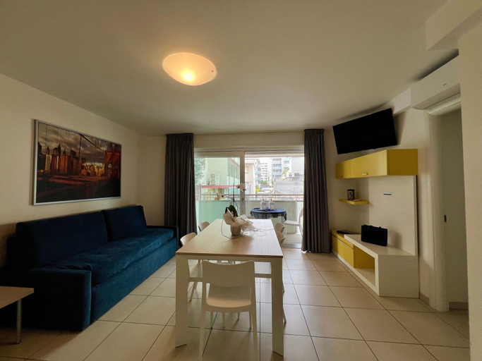 Living room, Modern Flat With Balcony by the Beach, Udine