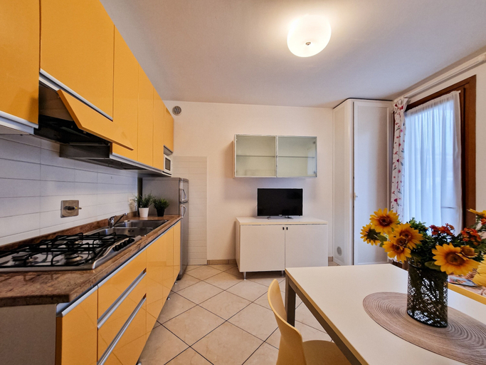 Interior 3, Ground-floor Apartment With Garden and Pool Access, Venezia