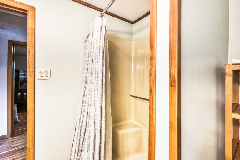 Bathroom 3, Serene Lakefront Home With Free Wifi, Private Dock, Game Room, & Central AC, Louisa