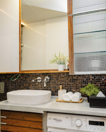 Bathroom 3, Modern 1BR Walk to Beach & City Spots, Malé