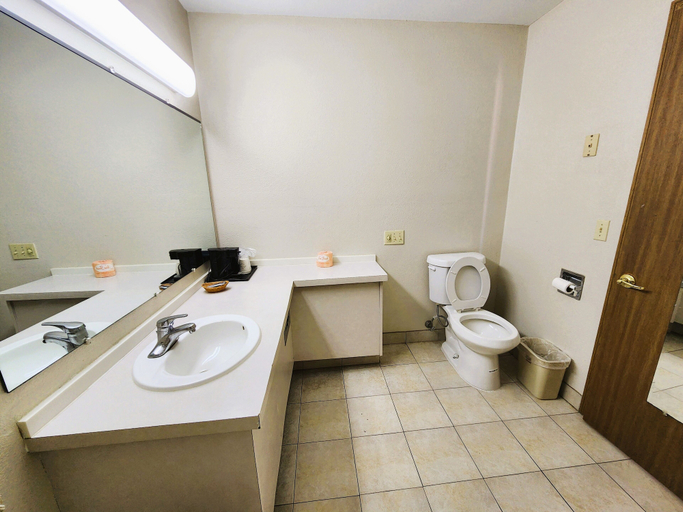 Bathroom 4, Countryside Inn Iola, Allen