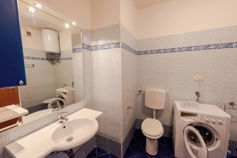 Bathroom 3, Beachfront Colourful Flat With Swimming Pool, Venezia