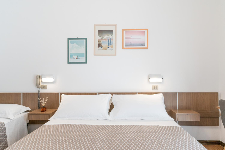 Bedroom 3, Hotel Marcus, Rimini