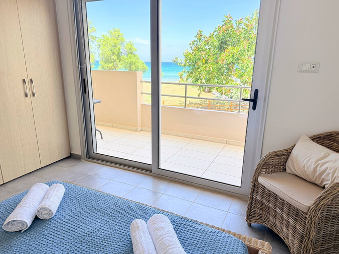 Room 4, Fifty Shades of Blue 10 sec to sea 5PL 2BD 2BA, Crete