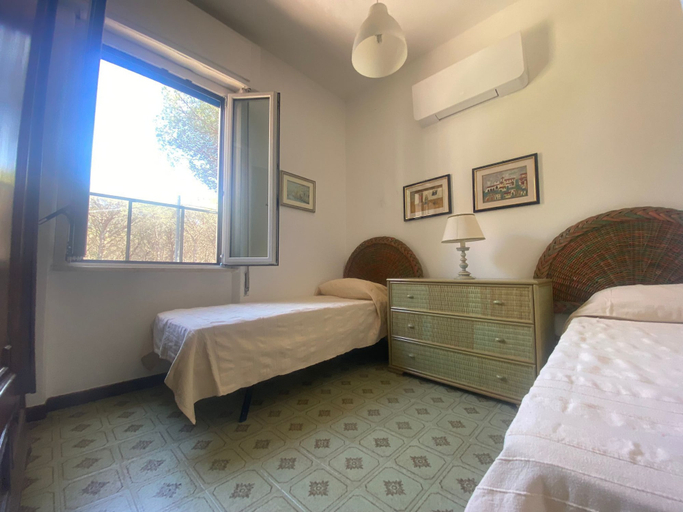 Room 5, Splendid Detached Villa, Near the sea, Nuoro