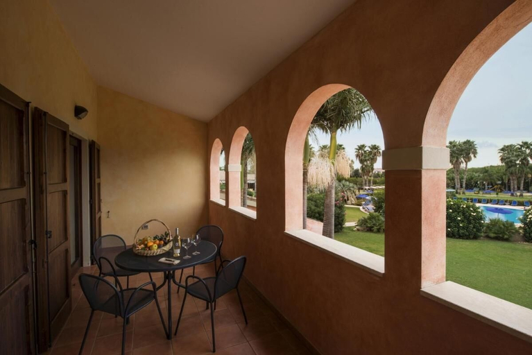 Outdoor dining, Tranquil Lantana Resort Hotel and Apartments 1-2km From Nora Beach, Cagliari