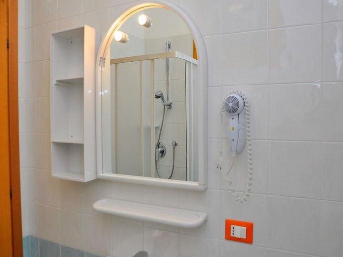 Bathroom amenities 2, Comfy Seaside Flat Ideal for 5 Guests - Beahost, Venezia