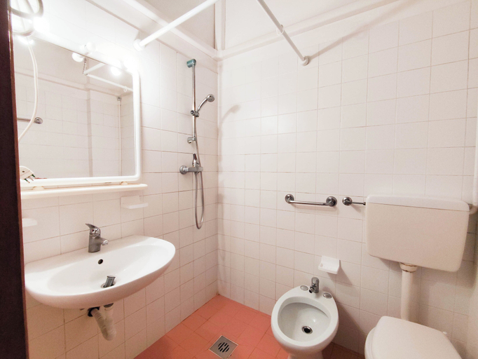 Bathroom, Spacious Apartment With Balcony by the sea, Venezia